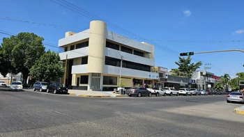 EDIFICIO DE LOCALES Y OFICINAS EN VENTA en esquina zona Centro de Los Mochis