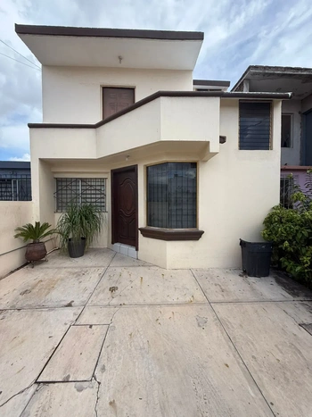 5_2978 | CASA EN VENTA FRACC ARBOLEDAS | Angulo Bienes Raíces