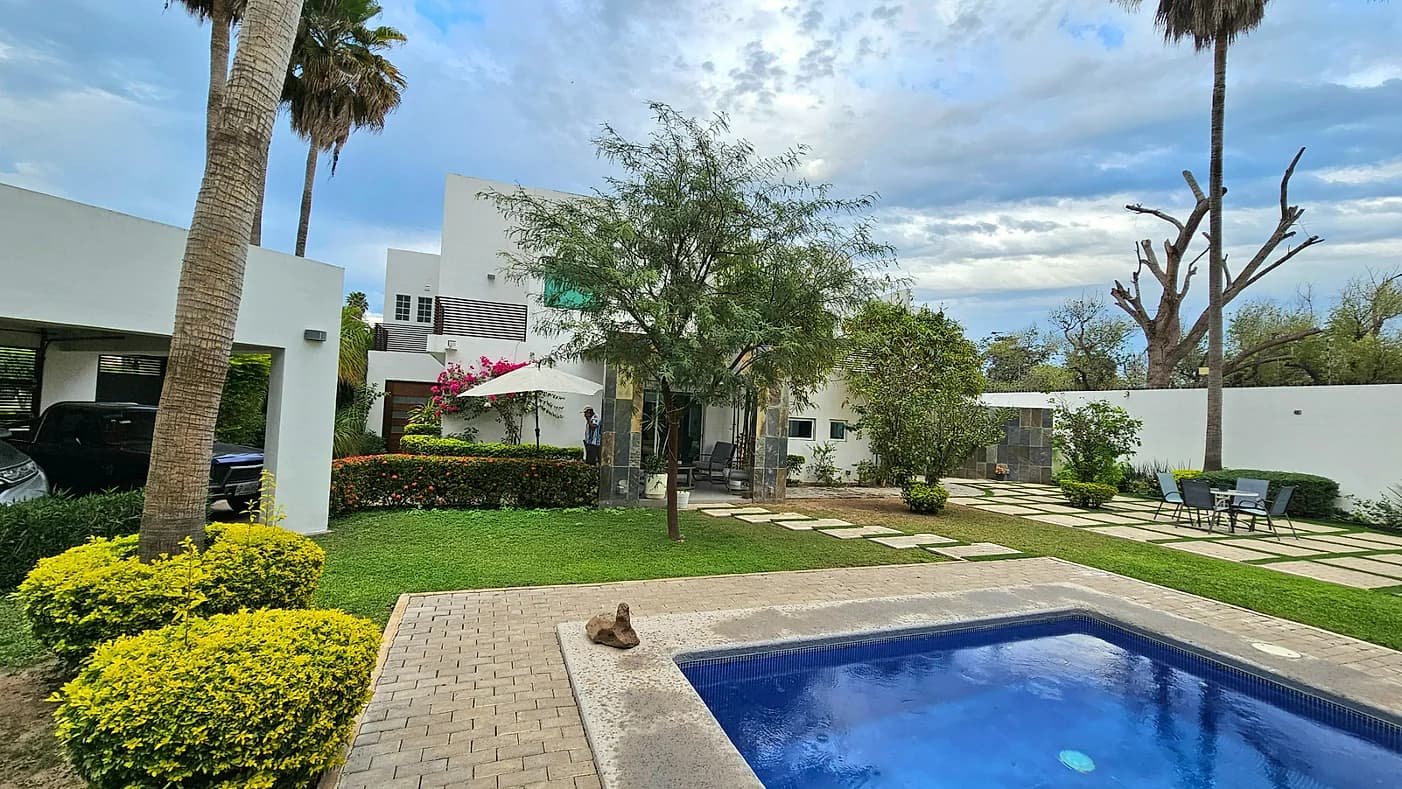 CASA VENTA Privada Las Misiones, 3 recs, alberca, cto de juegos,bar, asador